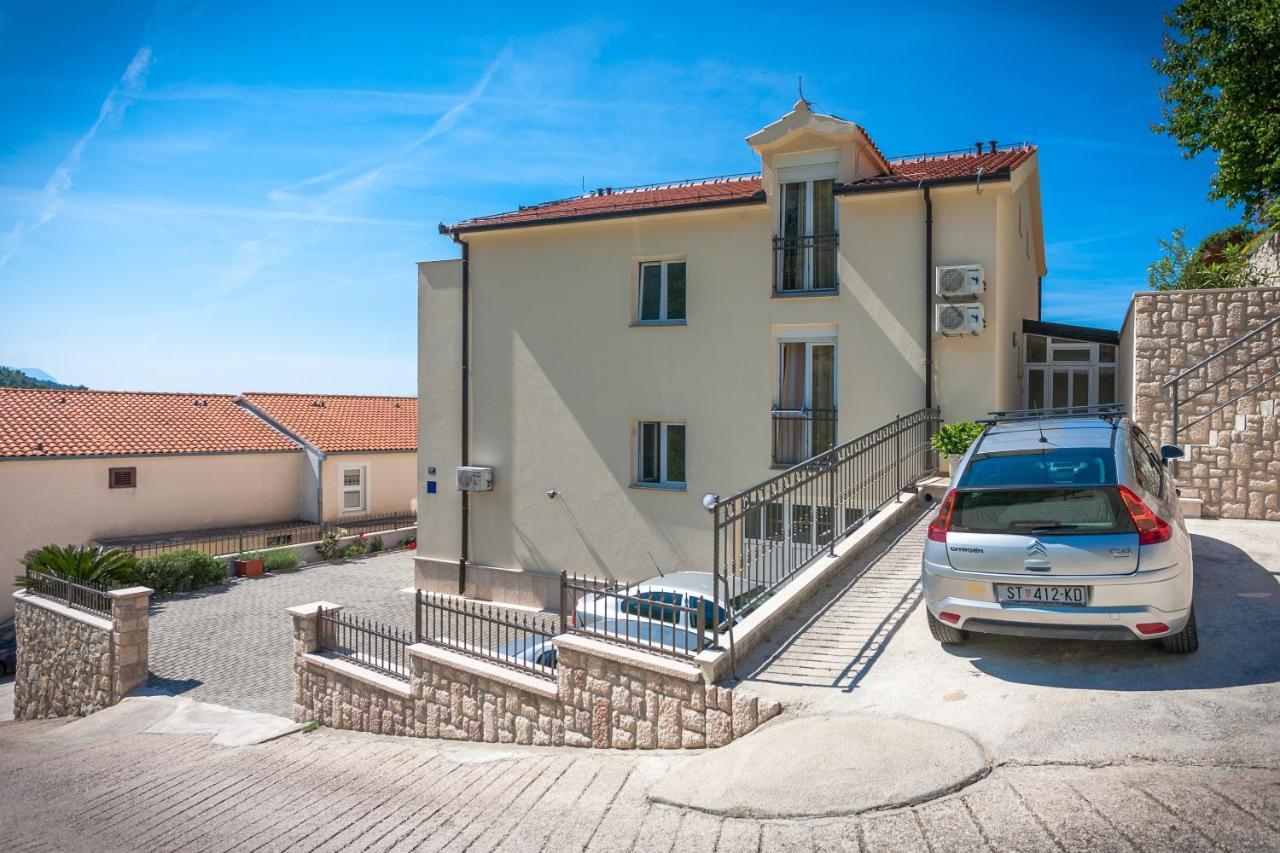 Apartments And Rooms By The Sea Brela, Makarska - 13118 Екстериор снимка