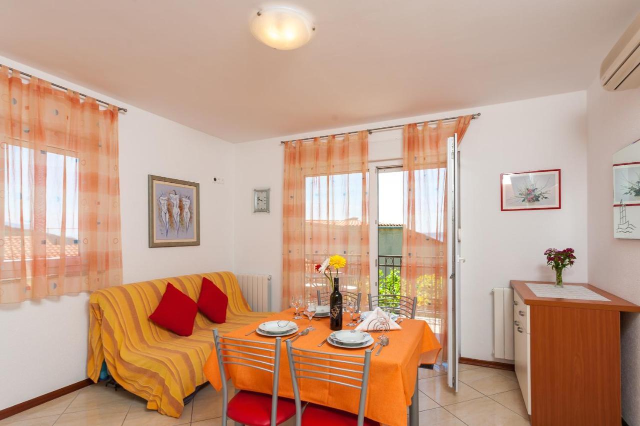 Apartments And Rooms By The Sea Brela, Makarska - 13118 Екстериор снимка