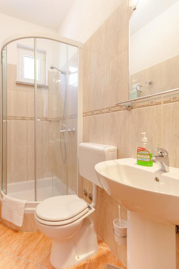 Apartments And Rooms By The Sea Brela, Makarska - 13118 Екстериор снимка