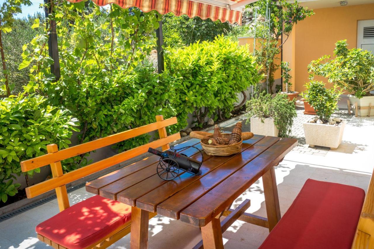 Apartments And Rooms By The Sea Brela, Makarska - 13118 Екстериор снимка