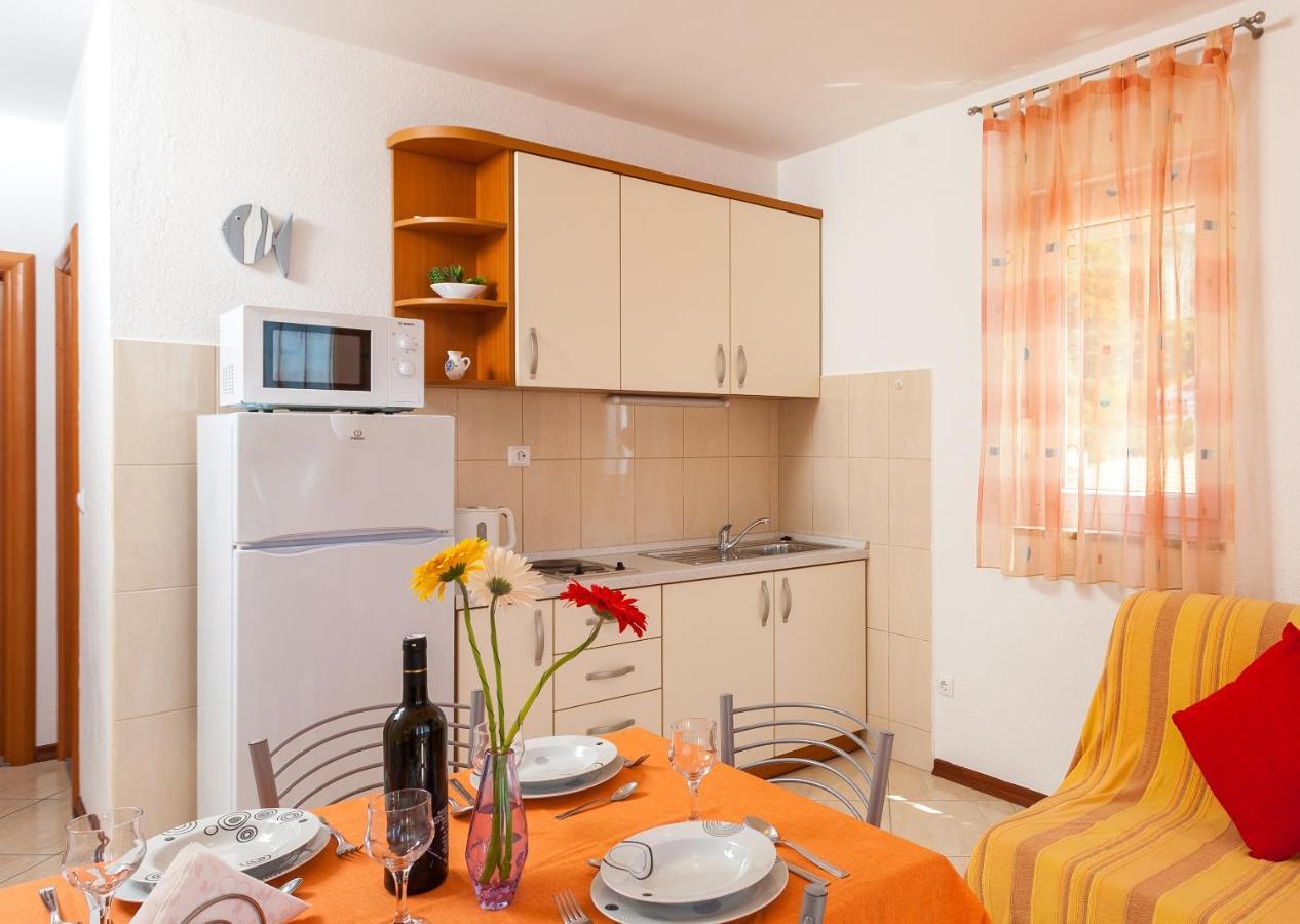 Apartments And Rooms By The Sea Brela, Makarska - 13118 Екстериор снимка