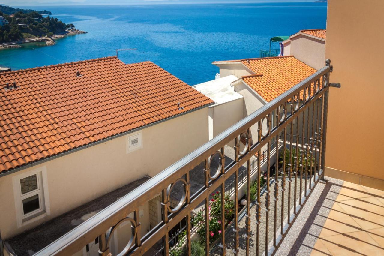 Apartments And Rooms By The Sea Brela, Makarska - 13118 Екстериор снимка