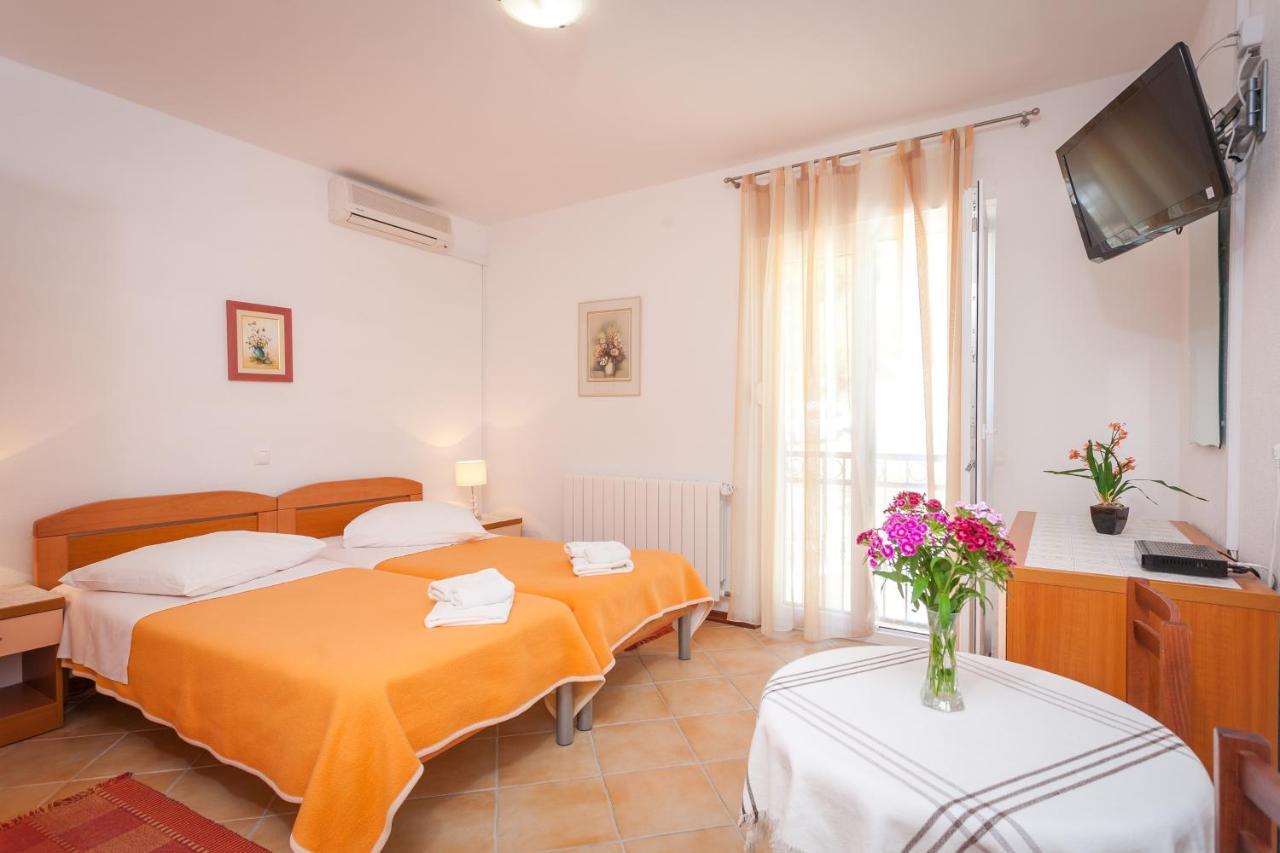 Apartments And Rooms By The Sea Brela, Makarska - 13118 Екстериор снимка