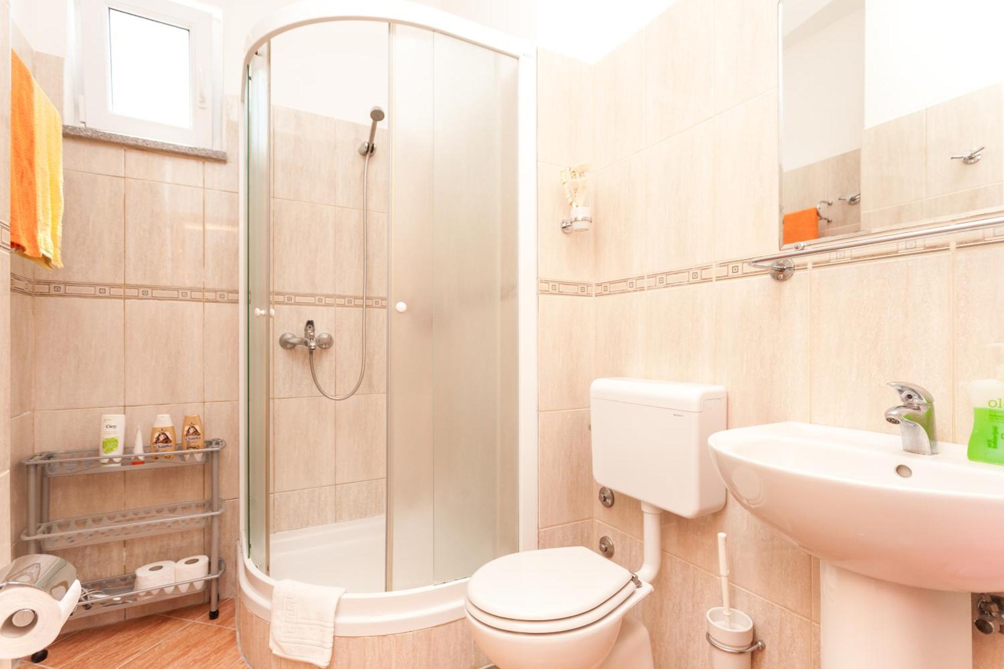 Apartments And Rooms By The Sea Brela, Makarska - 13118 Екстериор снимка