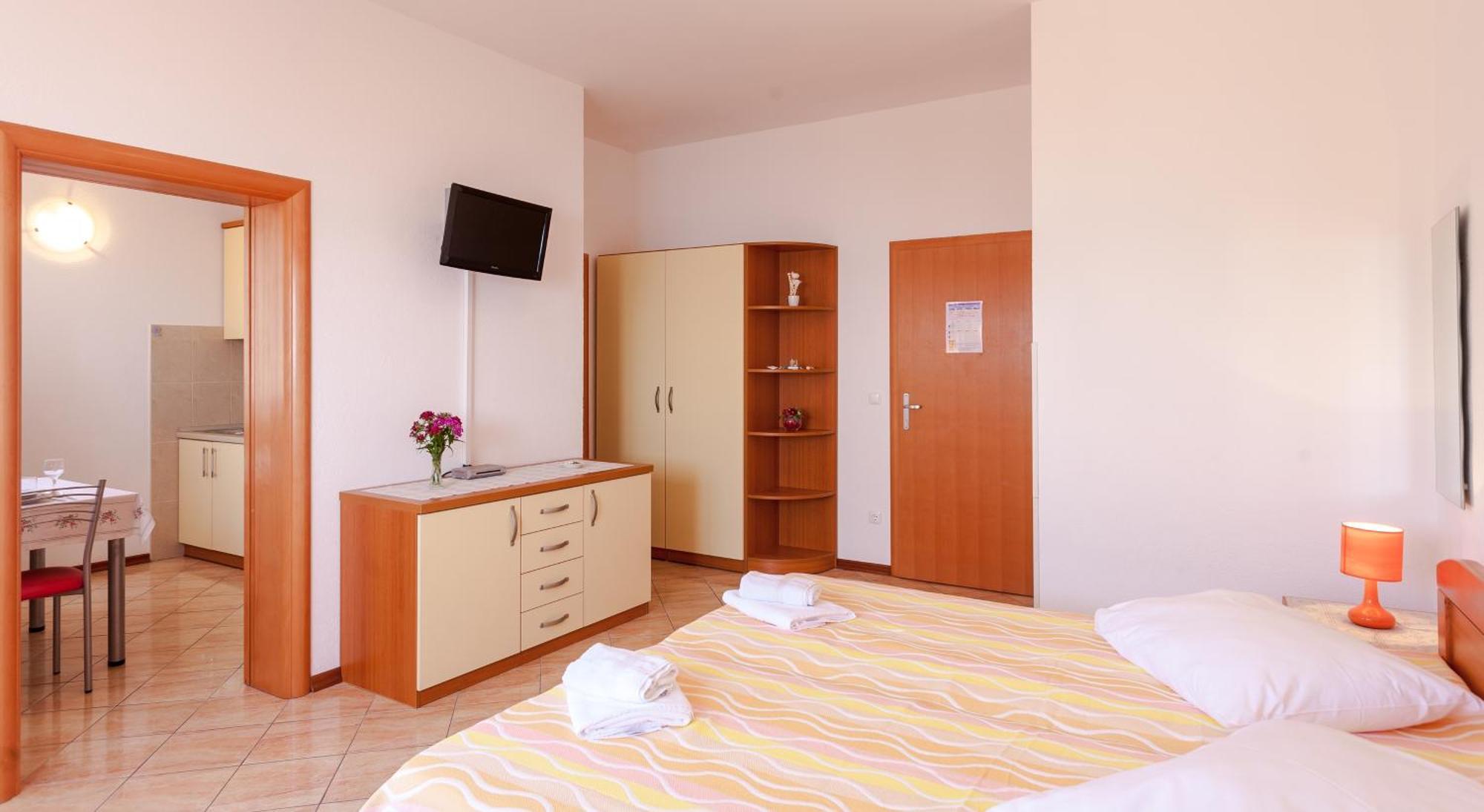 Apartments And Rooms By The Sea Brela, Makarska - 13118 Стая снимка