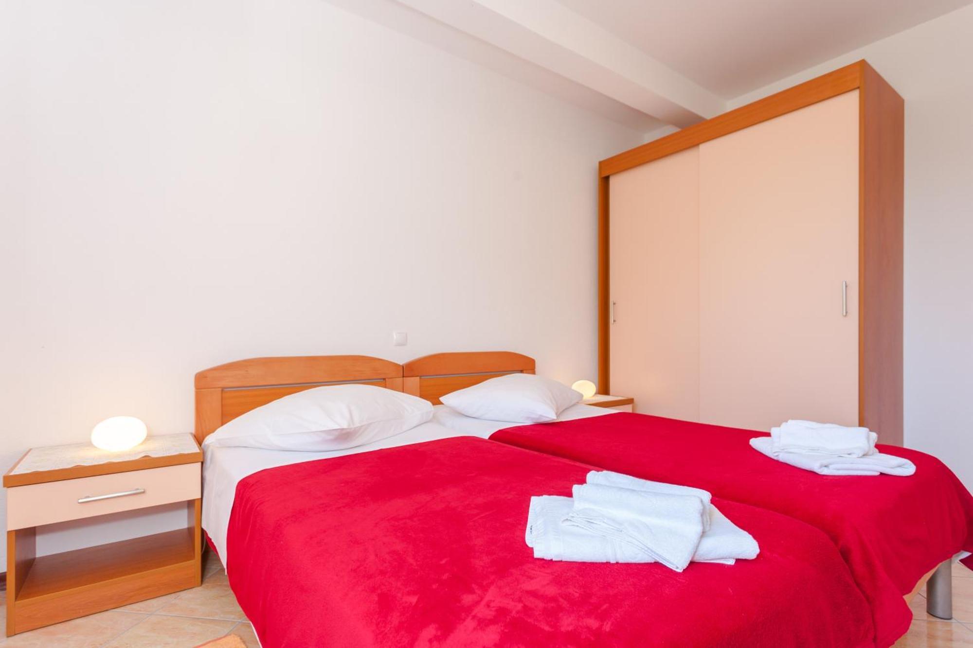 Apartments And Rooms By The Sea Brela, Makarska - 13118 Стая снимка